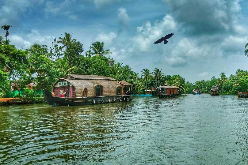 Idyllic Kerala with Mumbai and relax on Kovalam Beach Luxury Houseboat